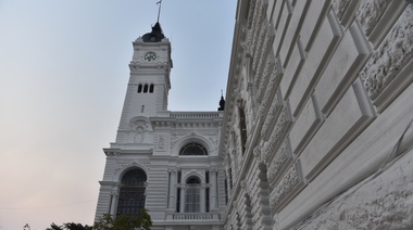 En La Plata, impulsan visitas guiadas gratuitas por el Palacio Municipal y la Casa Curutchet