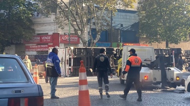 Con un importante despliegue, el Municipio platense logró liberar la zona de Plaza Italia tras el vuelco de un camión