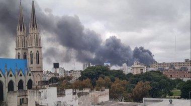 Un incendio en Avellaneda genera una densa columna de humo negro que se ve a varios kilómetros de distancia