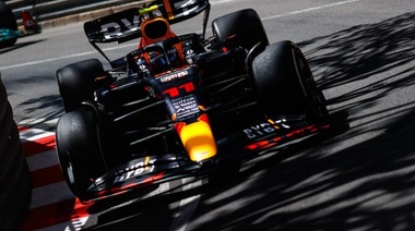 "Checo" Pérez da la victoria a Red Bull en un accidentado GP de Mónaco