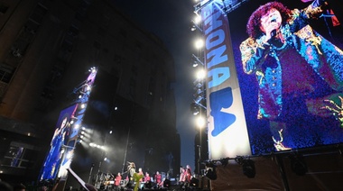 La Mona Jiménez brindó un show inolvidable en pleno corazón de la Ciudad de Buenos Aires