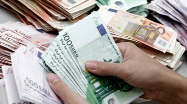 El euro cerró a 1,0044 dólar por unidad y llegó a cotizar a la par por primera vez en 20 años