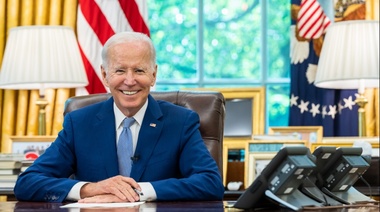 Biden anuncia alivio para graduados universitarios endeudados