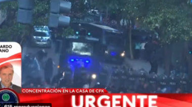 Frente a la casa de CFK: manifestantes tiraron las vallas y la policía los dispersa con camiones hidrantes