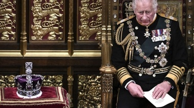 Carlos III homenajea a "una soberana querida y una madre amada" en su primer mensaje como rey