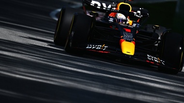 Verstappen y "Checo" Pérez fueron penalizados por cambios en el motor