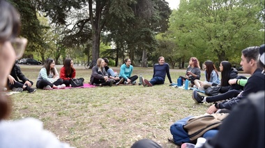 Garro en una mateada con estudiantes: "queremos que vean un futuro en nuestro país y no a Ezeiza como la puerta de salida"
