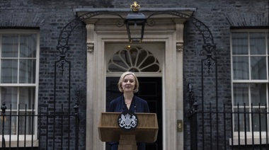 Renuncia la premier británica Truss