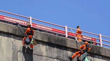 Activistas de Greenpeace resisten, a 35 metros de altura, contra la deforestación