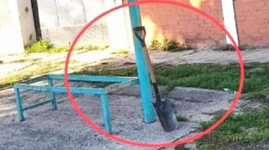 Dejaron una pala “abandonada” en una parada de colectivos durante dos días, nadie se la llevo y la foto detonó las redes