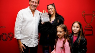 Garro entregó la llave de la ciudad de La Plata a la artista “Tini” Stoessel