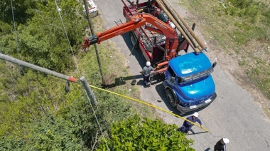 Con equipamiento pesado, EDELAP seguía reparando daños que ocasionó la tormenta en La Plata