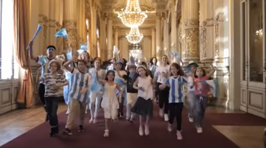 El coro de niños y niñas del Teatro Colón alentaron a la selección en la previa a la final