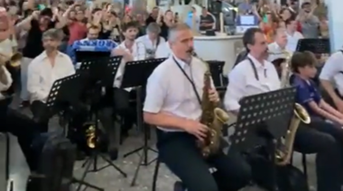 La Orquesta Sinfónica de Tres de Febrero sorprendió a los vecinos en oficinas comunales, y los esperó con "Muchachos", la canción mundialista