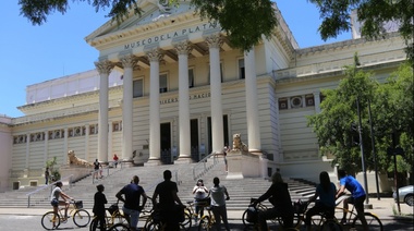 En La Plata, con caminatas guiadas y circuitos en bicicleta, invitan a conocer la historia de la Ciudad