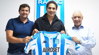 El delantero peruano Paolo Guerrero fue presentado oficialmente como nuevo refuerzo de Racing