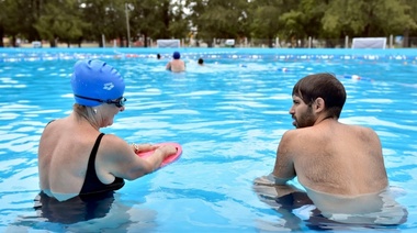 Natación, surf de remo y canotaje: los deportes acuáticos que ofrece el Municipio en la pileta de la 'Repu'