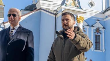Biden visita Ucrania antes del aniversario de la invasión rusa: "un año después, Kiev resiste"
