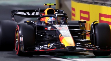 "Checo" Pérez, con Red Bull, larga desde la "pole" en el GP de Arabia Saudita
