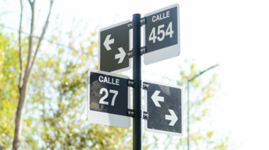 Municipio platense ya colocó más de 360 nuevos carteles nomencladores de calles: ¿dónde están?