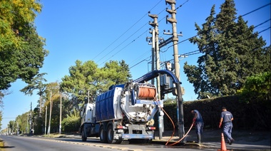 Camiones desobstructores trabajan en la limpieza de bocas de tormenta y desagües