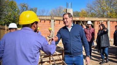 Garro recorrió las obras de la nueva Delegación de Tolosa y supervisó la instalación de cámaras de seguridad