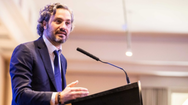 Cafiero advirtió que "las cadenas de desánimo" también "quieren operar sobre las empresas"