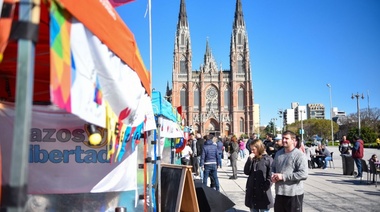 Comenzó el Fan Fest: Música, Food Trucks y sorteo de entradas en Plaza Moreno