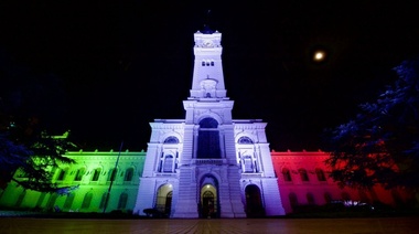 El Palacio Municipal de La Plata se iluminó en homenaje a Italia y sus inmigrantes