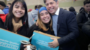Kicillof entregó 458 computadoras a estudiantes secundarios de Presidente Perón