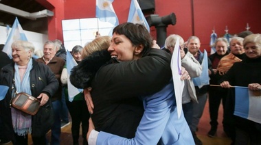 Día de la Bandera: Mayra Mendoza compartió un desayuno con personas mayores y entregó subsidios a 12 CJYP