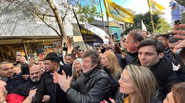 Javier Milei recorrió La Plata y mostró fuertes adhesiones: “El país está al borde de la hiperinflación”, dijo
