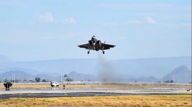 EEUU despliega aviones y un destructor para disuadir a Irán de tomar buques