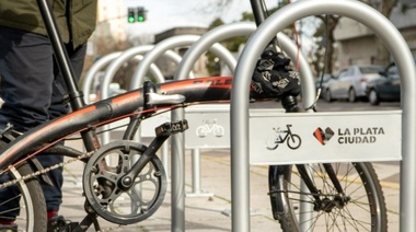 En La Plata, para alentar la movilidad sustentable, instalan 250 bicicleteros en el centro