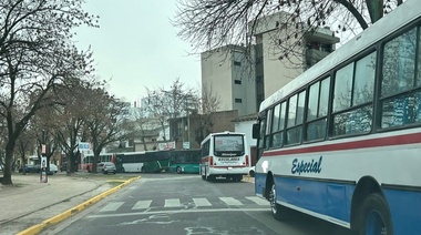 Kicillof – Alak - Saintout y una mateada “espontanea” con micros en la zona de Plaza Islas Malvinas
