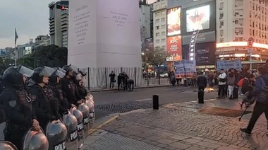 Murió un manifestante en medio de un operativo policial en el Obelisco