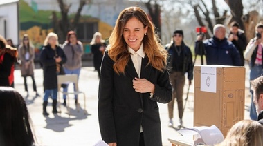 Votó Victoria Tolosa Paz y pidió a los jóvenes que votan por primera vez que "abracen esta causa de la democracia"