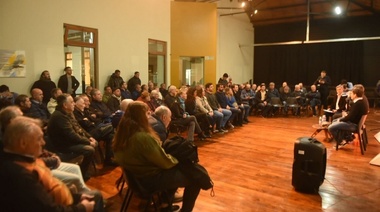 El radicalismo platense debatió sobre bimonetarismo o dolarización con Artana y Levy Yeyati