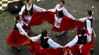 Italia conquista Plaza Moreno con gastronomía típica, música en vivo y danza