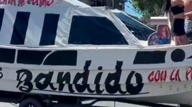Escándalo en Lomas de Zamora: Un grupo de vecinos paseaban un barco para criticar a Insaurralde y le mandaron a la Policía
