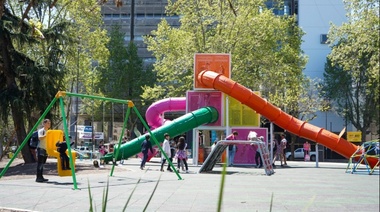 Así quedaron los nuevos patios de juegos de Plaza Moreno y Plaza Paso
