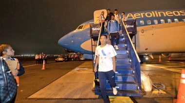 Enorme recepción al seleccionado argentino en su llegada a Perú