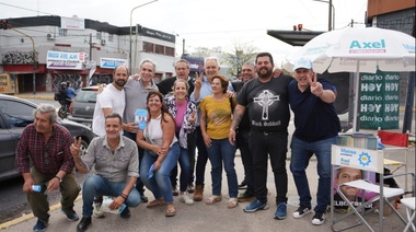 Militantes de Unión por la Patria se movilizaron hoy en La Plata en apoyo a la candidatura de Massa