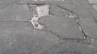 Quejas por un enorme cráter en el asfalto en la esquina de 33 y 5