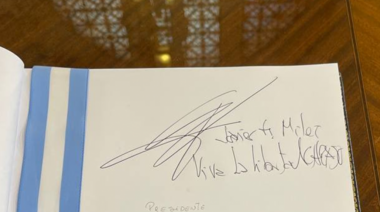 "Viva La Libertad, carajo", firmó Milei en el libro de honor del Congreso