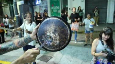 Cacerolazos en varios puntos de la ciudad de Buenos Aires y el AMBA contra el DNU de Milei