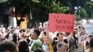 "La Patria no se vende": realizaron otro cacerolazo en el centro platense