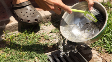 Piden reforzar el descacharreo domiciliario para evitar que se forme el mosquito del dengue