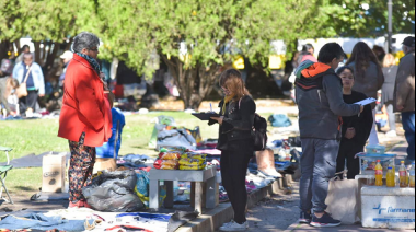 Municipio de La Plata relevó puestos en calles y plazas para reconvertir la venta en la vía pública
