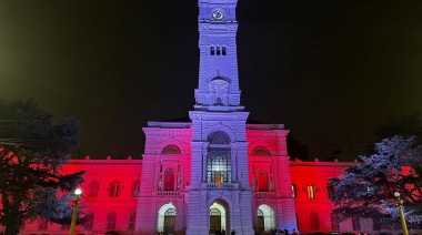 El Palacio Municipal se iluminó de rojo y blanco en homenaje al título de Estudiantes de La Plata